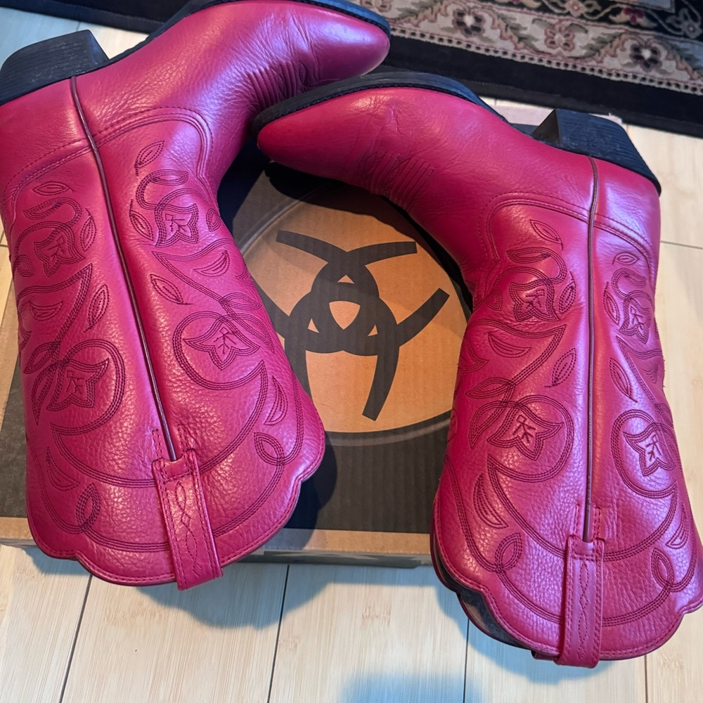 Gorgeous Ariat Red Cowboy Boots sz8